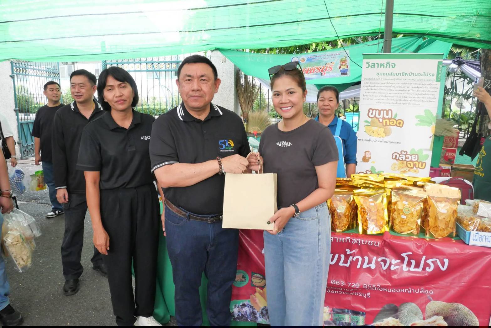 title - เลขาธิการ ส.ป.ก. เยี่ยมทักทายเกษตรกรและซื้อสินค้าในบรรยากาศวันสุดท้ายของการออกร้านขายสินค้า จากเขตปฏิรูปที่ดิน ส่งท้ายงานครบรอบ 51 ปี ส.ป.ก. ณ สำนักงานการปฏิรูปที่ดินเพื่อเกษตรกรรม